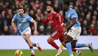 محمد صلاح ومارك غيهي في مباراة ليفربول ومان سيتي