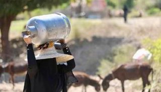 سيدة يمنية تحمل قنينة غاز على رأسها بتعز - أرشيفية