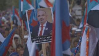 صورة عيدروس الزبيدي رئيس النتقالي الجنوبي في مظاهرات حاشدة في أبين