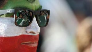 متظاهر  يرسم علم إيران على وجهه في مظاهرة بلوس أنجلوس