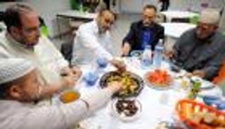الجاليات المسلمة في فرنسا تتهيأ لاستقبال رمضان.. ليال مميزة بروح عربية