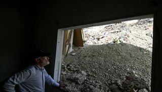 فلسطيني مقيم بلبنان يقف في شقته المتضررة