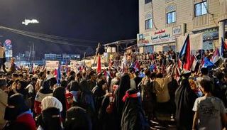 جانب من الاحتجاجات أمام قصر معاشيق في عدن