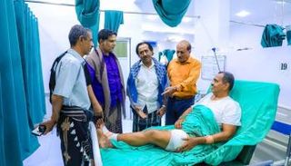 هرهرة لدى تفقد جرحى مظاهرة عدن