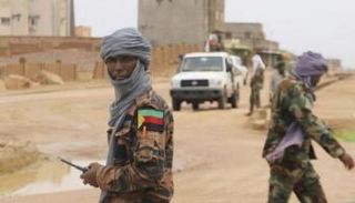 مقاتلون من الحركة الوطنية لتحرير أزواد يقومون بدورية في كيدال، شمال مالي