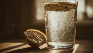 كوب من الماء (مصدر الصورة: كانفا)