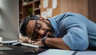 يمتد تأثير شهر رمضان ليطال واحدة من أكثر وظائف الجسد انتظامًا، وهو النوم.