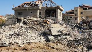 مبنى متضرر في قرية بدنايل بمنطقة سهل البقاع شرقي لبنان