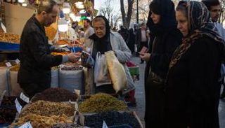 يخزن الإيرانيون المواد الغذائية استعدادا لأي حرب محتملة