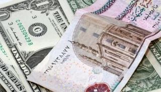 عملات ورقية فئة 1 دولار و10 جنيهات