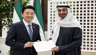 الشيخ محمد بن زايد آل نهيان يتسلم رسالة الرئيس الكوري من مبعوثه الخاص