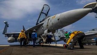 تجهيز طائرة بوينغ EA-18G غراولر على سطح 