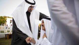 محمد بن زايد مع شخصيات شهدت مراسم رفع علم الاتحاد مع الشيخ زايد