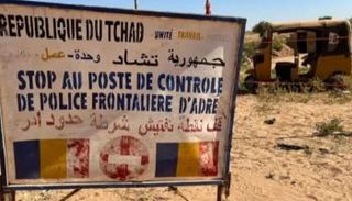لافتة تشير إلى معبر أدري على الحدود السودانية التشادية
