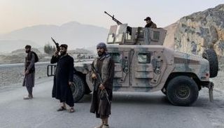 عناصر من طالبان قرب معبر تورخم الحدودي بين أفغانستان وباكستان