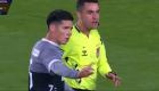 لاعب يرفض استبداله والمدرب يتقبل قراره (فيديو)