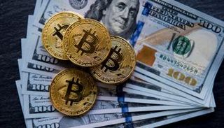 العملة الرقمية «بيتكوين» والدولار الأمريكي