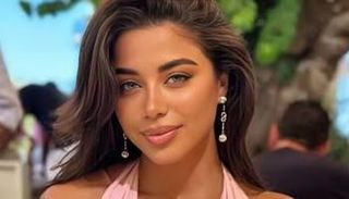 الفنانة يارا السكري