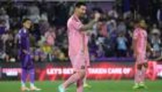 سخر من منافسه.. ميسي يثير الجدل باحتفال غريب (فيديو)