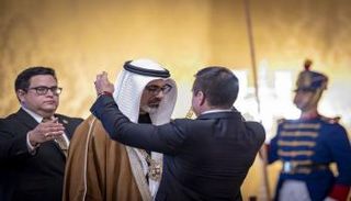 رئيس الإكوادور يمنح ولي عهد أبوظبي وسام الاستحقاق الوطني