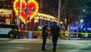 مسلح يرتدي قميصا يحمل علم إيران يقتل شخصين في هجوم بتكساس