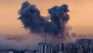 سحابة من الدخان عقب غارة جوية على طهران