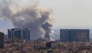 تصاعد أعمدة الدخان عقب انفجاراتٍ في طهران