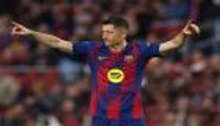 ليست المرة الأولى.. ليفاندوفسكي المُقنّع يظهر مع برشلونة