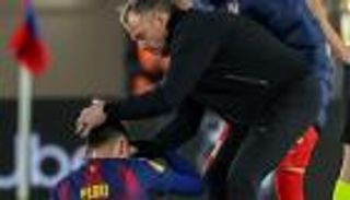 &laquo;3 إصابات في أسبوع&raquo;.. هانز فليك غاضب من أطباء برشلونة