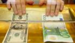 الدولار يكسب واليورو يخسر مع ارتفاع أسعار الطاقة بفعل حرب إيران