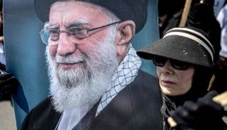سيدة تحمل صورة خامنئي في طهران