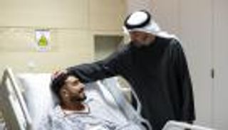 محمد بن زايد يزور عددا من المصابين الذين يتلقون العلاج في المستشفى 