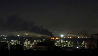 تصاعد الدخان والنيران من موقع الغارات الجوية على مطار مهرآباد الدولي في طهران