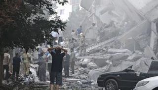 إيرانيون يتفقدون الأضرار التي لحقت بالمباني في ساحة نوبونياد عقب الغارات الإسرائيلية