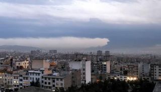 دخان متصاعد من حريق مصفاة للنفط يغطي طهران