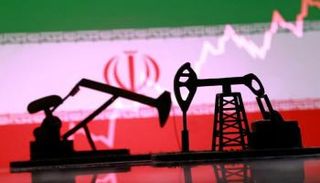 مضخات نفط وفي الخلفية علم إيران (رويترز)