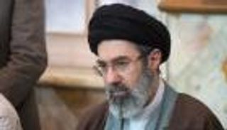 وريث خامنئي تحت النار.. نظام إيران في &laquo;اختبار بقاء&raquo; مع تآكل قاعدته
