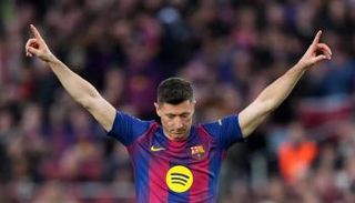 روبرت ليفاندوفسكي مهاجم برشلونة