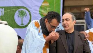 قيادي إخواني في موريتانيا يقبل يد سفير إيران بحسب مواقع تواصل اجتماعي