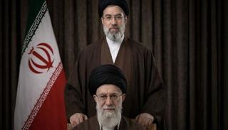 علي خامنئي ونجله مجتبى المرشد الجديد