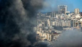 سحابة دخان تنبعث من موقع غارة إسرائيلية على الضواحي الجنوبية لبيروت 