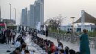 كورنيش أبوظبي يشهد أطول مأدبة إفطار 