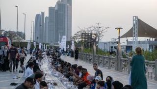 كورنيش أبوظبي يشهد أطول مأدبة إفطار 