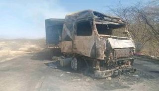شاحنة احترقت بعد اصطدامها بحافلة معدلة بالغاز في أبين