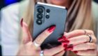 Galaxy AI على الطريق.. معركة الهواتف الذكية تشتعل بين سامسونغ وأبل