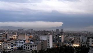 الدخان المتصاعد من حريق مصفاة نفط يغرق أفق طهران