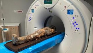 مومياء طفل مصري داخل جهاز الأشعة المقطعية