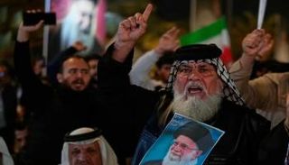 شيعة عراقيون خلال مظاهرة عقب اغتيال خامنئي