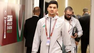 بقرار مهاجم منتخب الجزائر