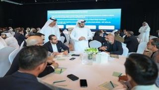 الشيخ حمدان بن محمد بن راشد آل مكتوم خلال الاجتماع